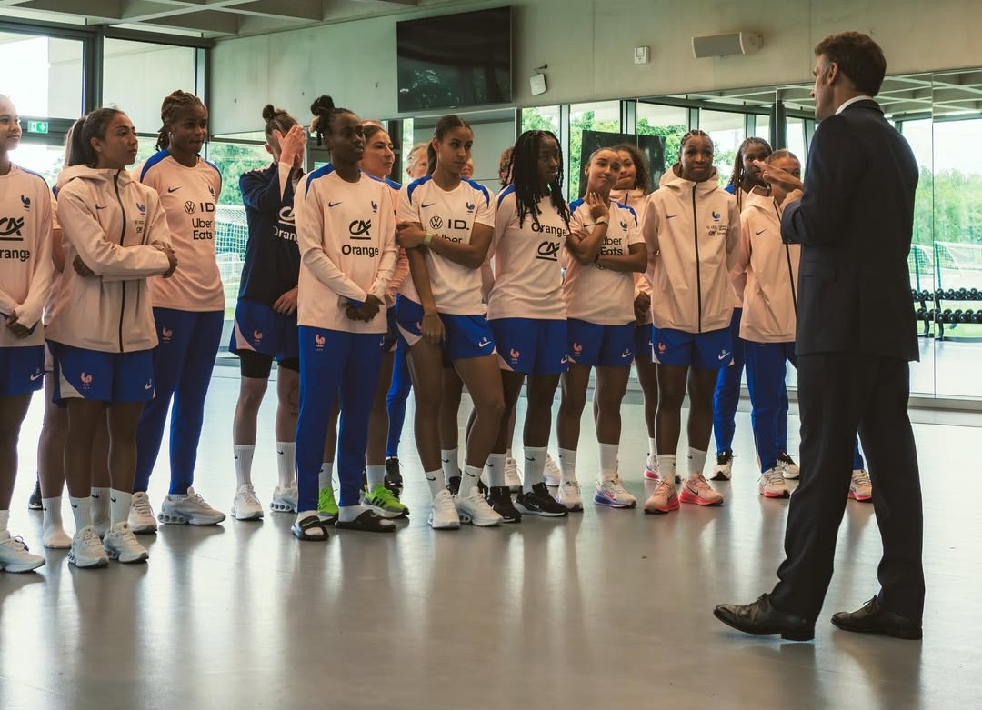 Clairefontaine : Macron apporte son soutien aux Bleues