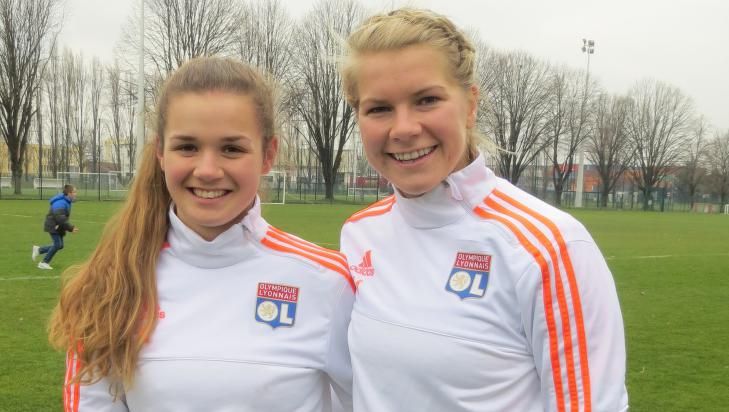 Andrea Norheim avec Ada Hegerberg à Lyon lors des  essais de la jeune norvégienne en février dernier