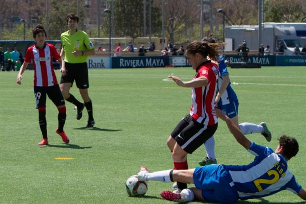 Eli Ibarra et Elba Vergés au duel lors de la rencontre entre l'Athletic Bilbao et l'Espanyol Barcelone