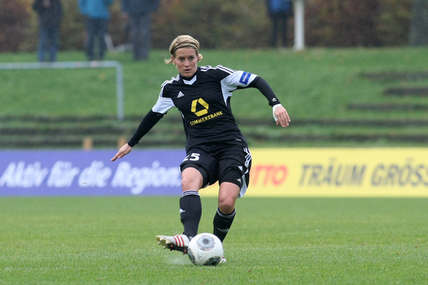 C'est Saskia Bartusiak, la joueuse de Francfort et capitaine de la sélection allemande qui va trouver l'ouverture dans ce match. 