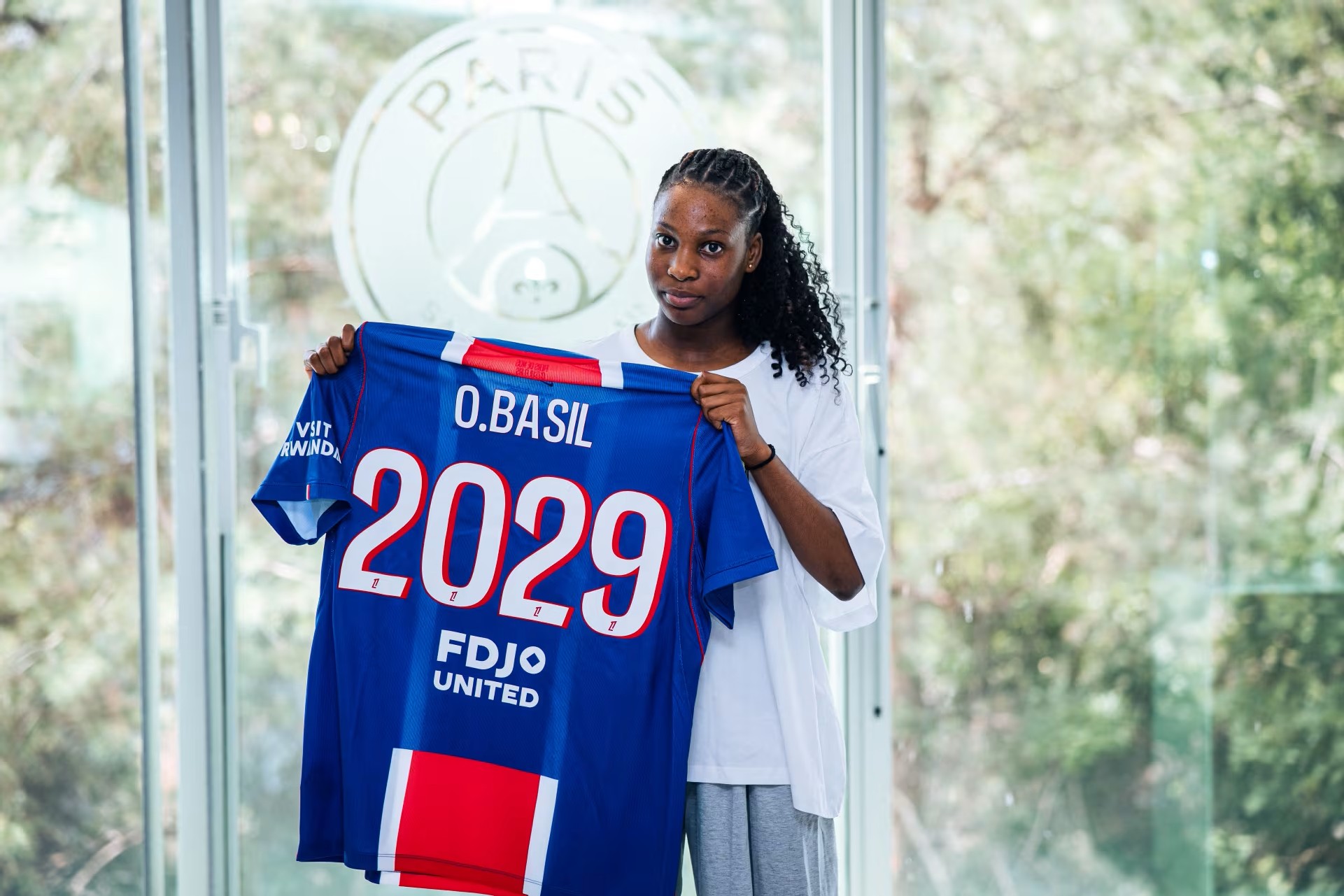 Oluchi Basil signe son premier contrat pro avec le PSG