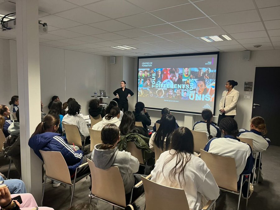 L’Olympique Lyonnais reçoit l’UNFP pour une rencontre avec ses jeunes joueuses